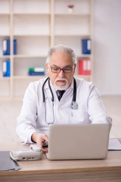 Åldrad Manlig Läkare Telemedicin Koncept — Stockfoto