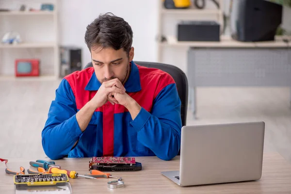 Young Repairman Repairing Computer Lab — Stock Photo, Image