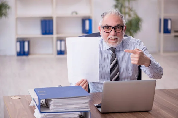 Old Boss Employee Too Much Work Workplace — Photo