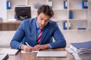 İş yerinde çalışan genç bir işadamı