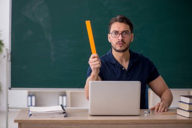 Tele-yayın konseptinde genç öğretmen