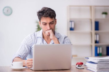 İş yerinde çalışan genç bir çalışan.