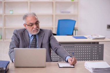 İş yerinde çalışan eski bir işadamı