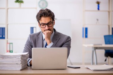 Ofiste çalışan genç işadamı.