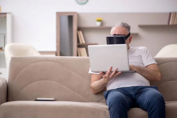 Пожилой Человек Наслаждается Виртуальными Очками Дома — стоковое фото