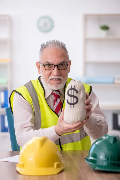 Old Architect Planning Retirement Concept — Stock Photo, Image