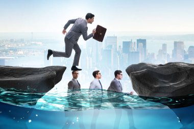 İş adamının kelleler üzerinde yürüdüğü eşit rekabet kavramı.