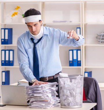 Ofiste çalışan yaralı genç adam.