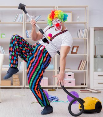 Komik palyaço evde temizlik yapıyor.