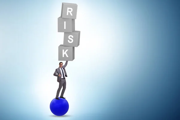 Концепция Управления Рисками Балансирующим Бизнесменом — стоковое фото