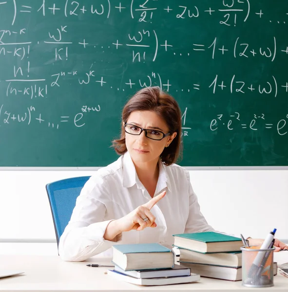Nauczycielka Matematyki Przed Tablicą — Zdjęcie stockowe