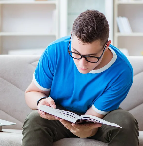 Jeune Étudiant Prépare Aux Examens Étudiant Maison Sur Canapé — Photo