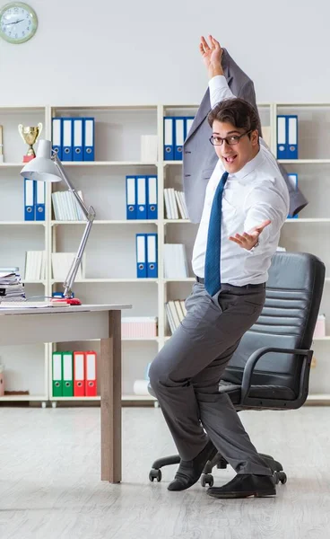 Επιχειρηματίας Διασκεδάζει Κάνοντας Ένα Διάλειμμα Στο Γραφείο Στη Δουλειά — Φωτογραφία Αρχείου