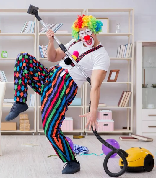 Buffo Clown Che Pulizie Casa — Foto Stock