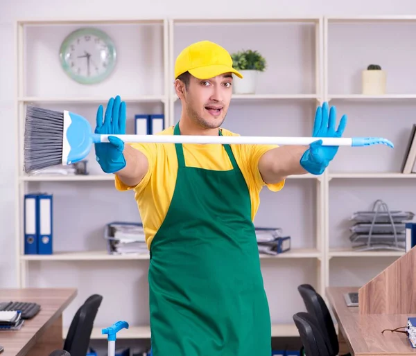 Młody Mężczyzna Sprząta Biuro — Zdjęcie stockowe