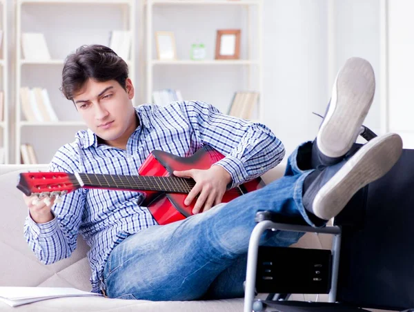 Hombre Discapacitado Tocando Guitarra Casa — Foto de Stock