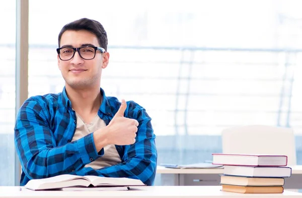 Étudiant Étudiant Dans Bibliothèque Vide Avec Livre Préparant Examen — Photo