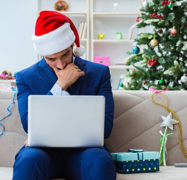 Noel 'de evde çalışan işadamı.