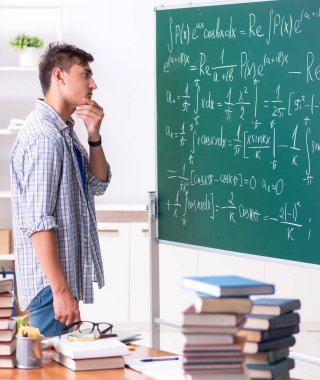 Okulda matematik okuyan genç erkek öğrenci.
