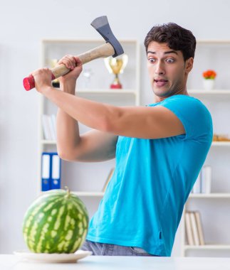 Evde karpuz yiyen adam.