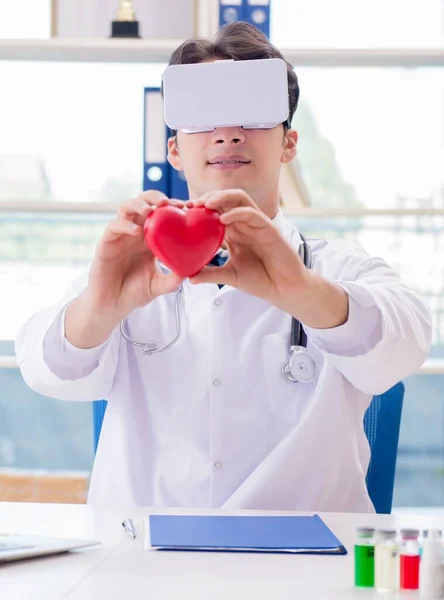 Γιατρός Που Εργάζεται Εικονικά Γυαλιά Πραγματικότητα — Φωτογραφία Αρχείου