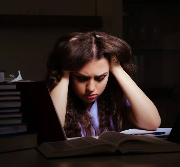 Jonge Vrouwelijke Student Bereidt Zich Voor Examens Laat Thuis — Stockfoto
