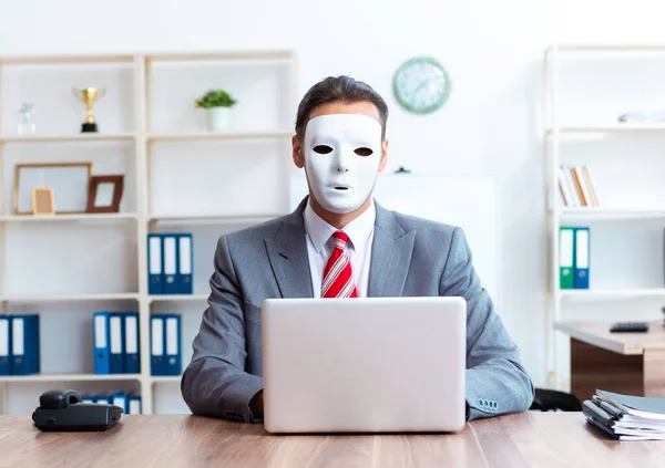 Der Geschäftsmann Mit Maske Heuchelei Konzept — Stockfoto