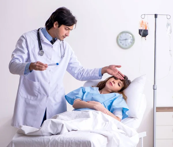 Erkek Doktor Koğuştaki Kadın Hastayı Ziyaret Ediyor — Stok fotoğraf