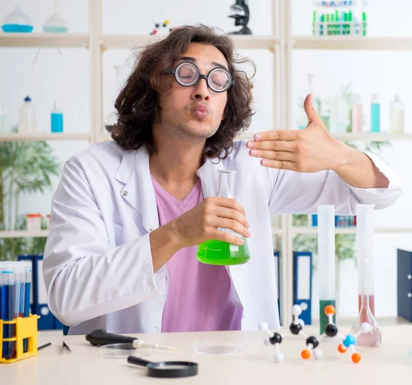 研究室で働いている面白い男性化学者 — ストック写真