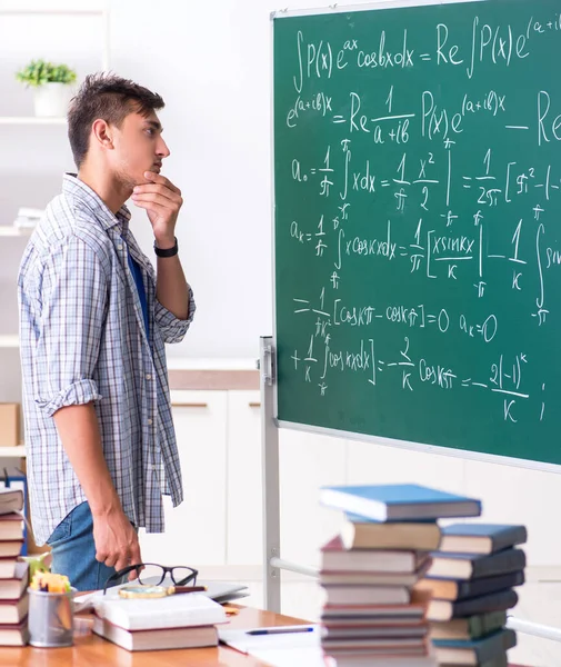 Jonge Mannelijke Studente Wiskunde School — Stockfoto