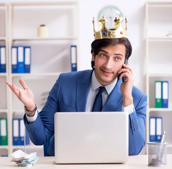 Der Junge Königliche Geschäftsmann Arbeitet Büro — Stockfoto