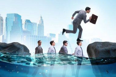 İş adamının kelleler üzerinde yürüdüğü eşit rekabet kavramı.