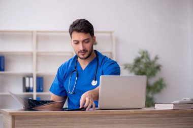 Klinikte çalışan genç bir erkek radyolog.