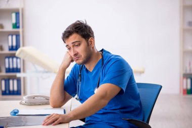 Hastanede çalışan genç bir doktor.