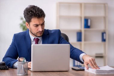 Genç çalışan işyerinde oturuyor.