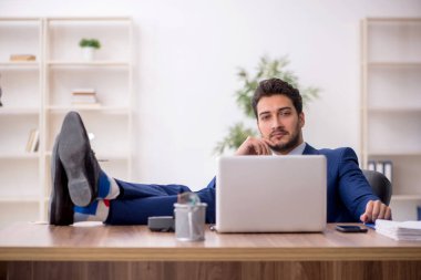 Genç çalışan işyerinde oturuyor.