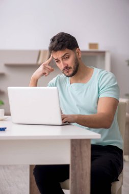 Salgın sırasında evden çalışan genç bir serbest çalışan.