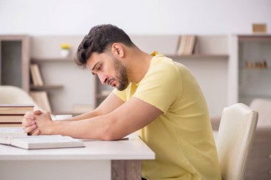 Genç öğrenci salgın sırasında evde çalışıyor.