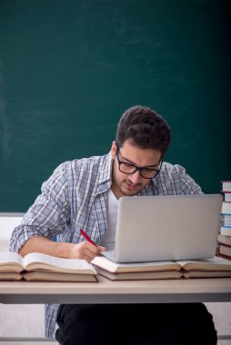Tele-eğitim konseptinde genç öğretmen