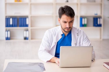 Teletıp konseptinde genç doktor