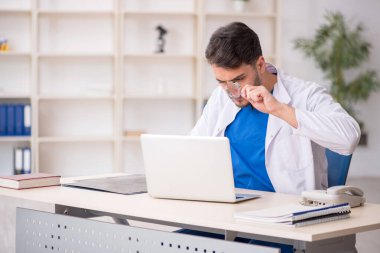 Teletıp konseptinde genç doktor