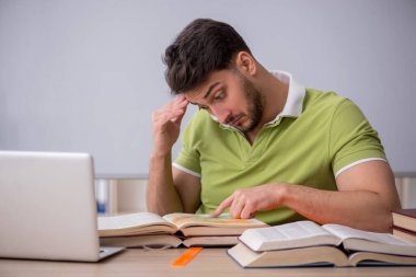 Sınıfta oturan genç öğrenci.