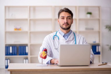 Teletıp konseptinde genç doktor