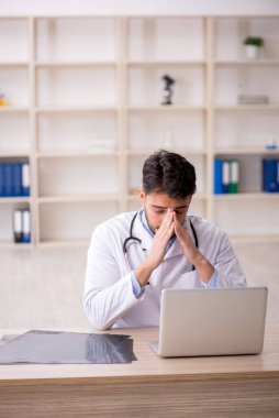 Teletıp konseptinde genç doktor