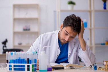 Laboratuvarda çalışan genç bir kimyager.