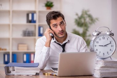 Zaman yönetimi konseptinde genç işadamı