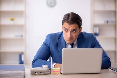 İş yerinde çalışan genç bir işadamı