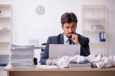 Beyin fırtınası konseptinde genç işadamı