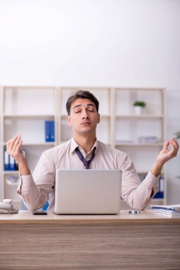 Ofiste çalışan genç bir çalışan.