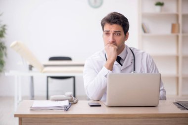 Teletıp konseptinde genç doktor